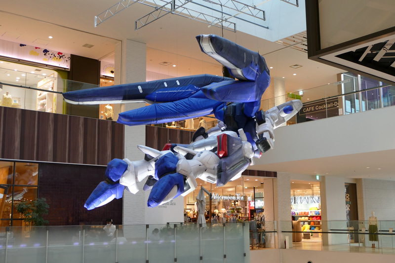 様々な角度から見ることができる<br>© 創通・サンライズ