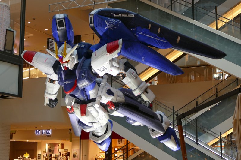 浮かせた状態はバルーンならではの展示<br>© 創通・サンライズ