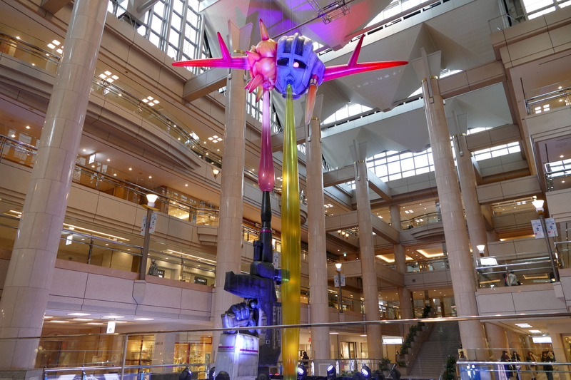 打ち抜かれたジオングヘッド<br>© 創通・サンライズ