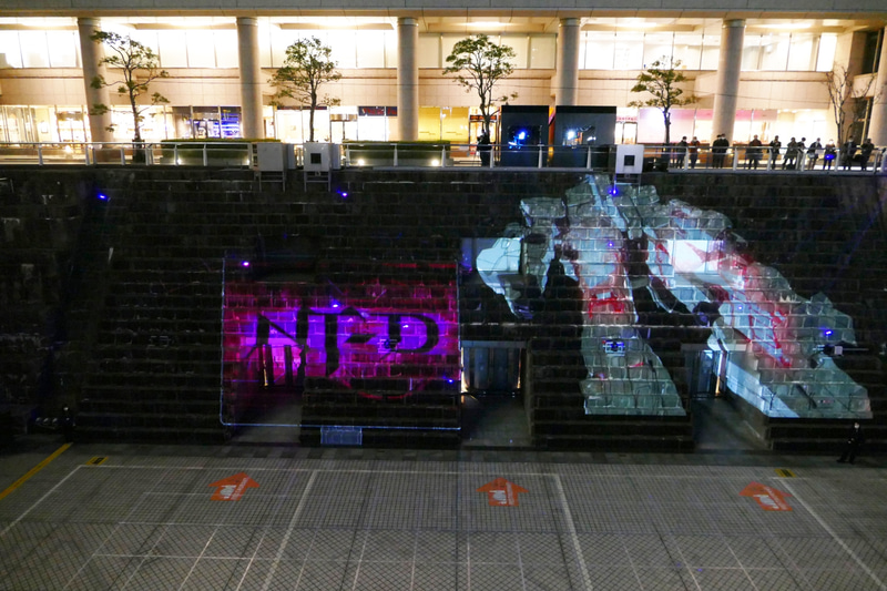 右舷と左舷の壁面にそれぞれ投影が行なわれる<br>© 創通・サンライズ