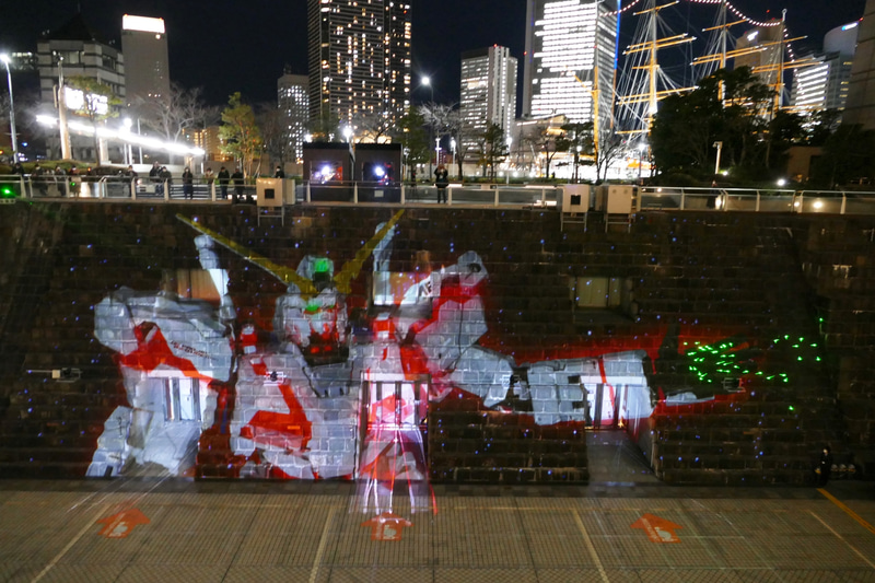 ユニコーンガンダムの手からも光の粒が…<br>© 創通・サンライズ