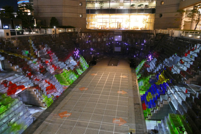 ２機のガンダムからの光が集まり、やがて全体が緑の光に覆われる<br>© 創通・サンライズ