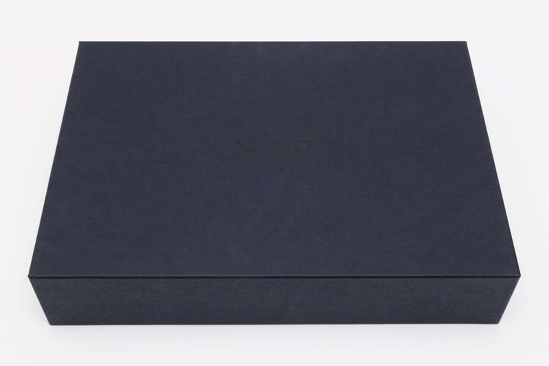 勝色特別仕様のVAIO Zは、勝色に染め上げられた化粧箱に収納されている