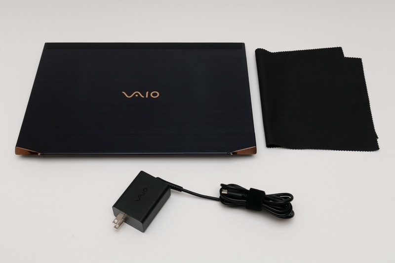 製品にはACアダプタ、クリーニングクロスが同梱される。貸出機のためか説明書や保証書は含まれていなかった