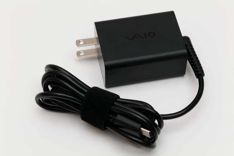 ACアダプタのサイズは実測60×45×28mm(幅×奥行き×高さ)、コード長は実測180cm。ACアダプタはさすがに勝色ではない
