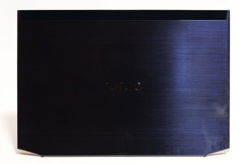 本体天面。勝色特別仕様のVAIO Zは、横方向のUDカーボン、縦方向のUDカーボン、樹脂、縦方向のUDカーボン、横方向のUDカーボン、勝色透過塗料、UVコーティング(透明)の合計7層を重ねることで高い剛性を確保し、美しさを実現している