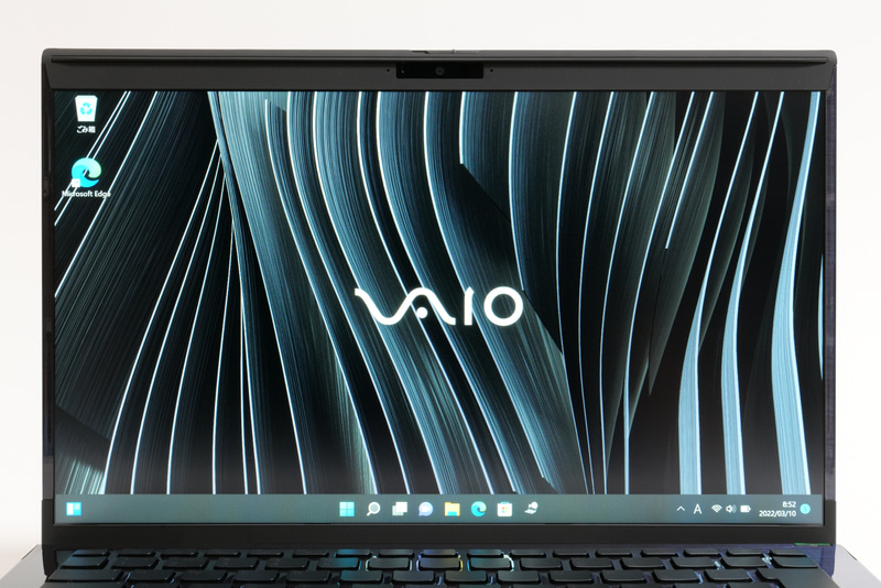 ディスプレイ面の左右ベゼルは、立体成形により天面とつながっている