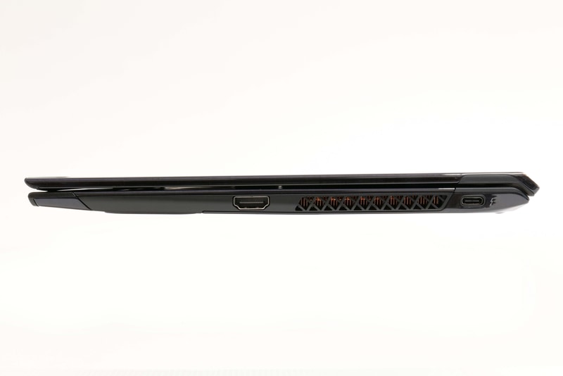 右側面にはHDMI、Thunderbolt 4を用意