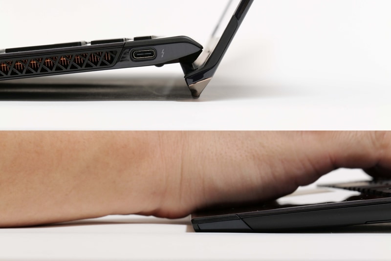 ディスプレイを開くとリフトアップヒンジ機構によりキーボード面に角度が付き、パームレストとテーブル面の段差が小さくなる