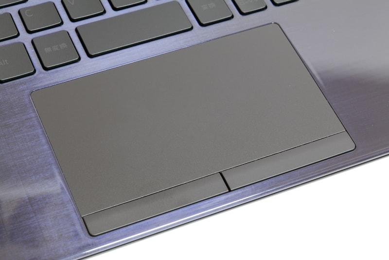 物理ボタン分離式のタッチパッドはクリック感には優れるが、ボタンの分ジェスチャー操作のためのスペースが狭くなるというデメリットもある