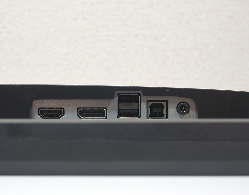 ディスプレイ入力端子やUSBのアップストリーム端子、ダウンストリーム端子を装備する