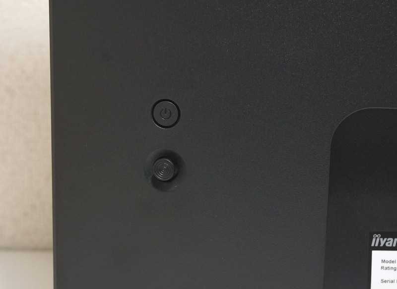 液晶パネルの裏側に、電源ボタンと4方向レバーボタンを装備