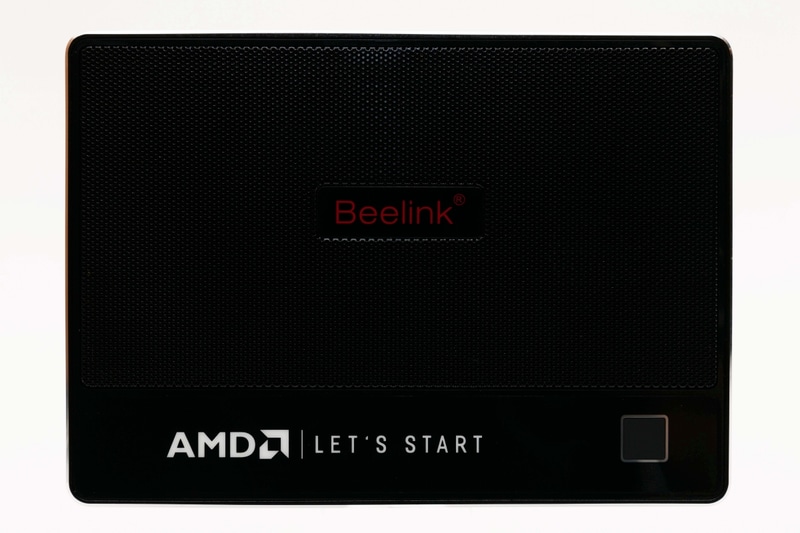 本体天面。BeelinkがAMDの公式パートナーであることを大きくアピールしている
