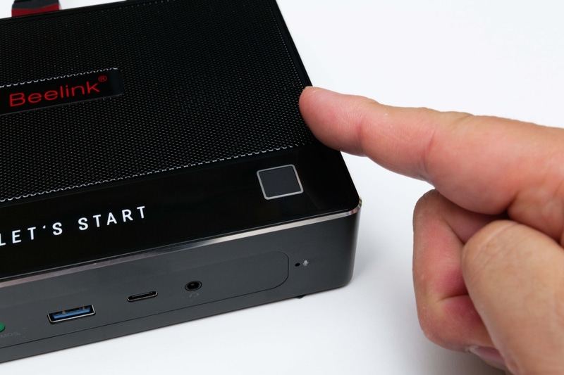 本体天面には指紋認証センサー一体型電源ボタンが配置