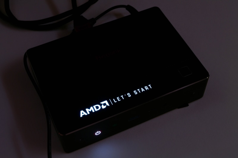 「AMD LET’S START」のロゴは白色LEDで点灯する