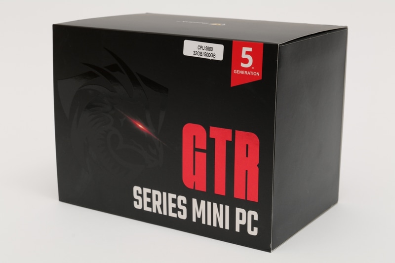 製品パッケージ。ゲーミングミニPCらしいデザインだ