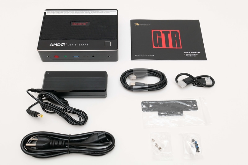 パッケージには本体以外に、ACアダプタ、電源ケーブル、ユーザーマニュアル、HDMIケーブル(100cm）、HDMIケーブル(20cm)、壁掛け式ブラケット×1、M4×6ネジ×3、M3×3ネジ×3、M3×5ネジ×5が同梱