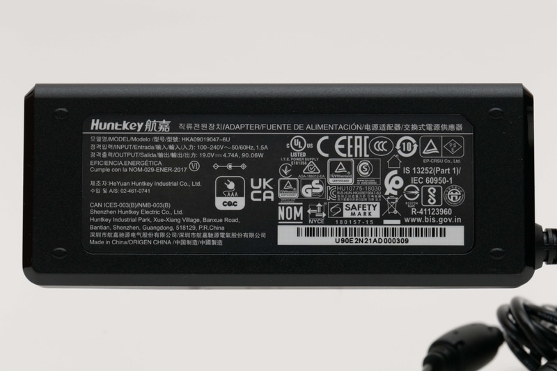 ACアダプタの型番は「HKA09019047-6U」。仕様は入力100-240V～1.5A、出力19V 4.74A、容量90.06W