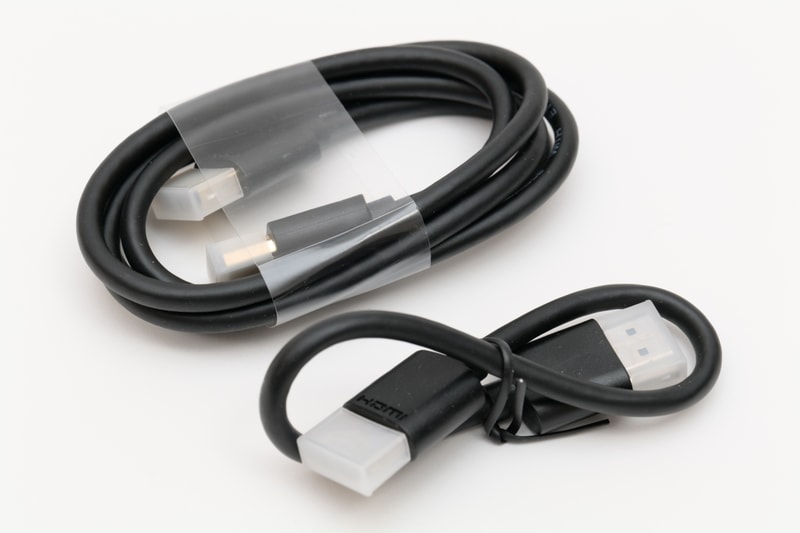 100cmと20cmの異なる長さのHDMIケーブルが同梱。20cmの長さのHDMIケーブルは実測では約25cm。本製品をディスプレイ背面に装着するためのケーブルだと思われる