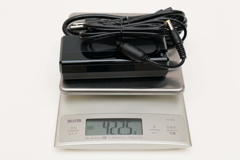 ACアダプタと電源ケーブルの合計重量は実測422.5g
