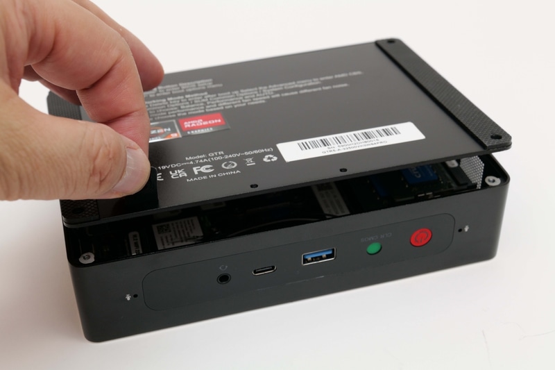 ネジを4本外し、ゴム製のツマミを引っ張ると底面パネルを開けられる。力加減には注意