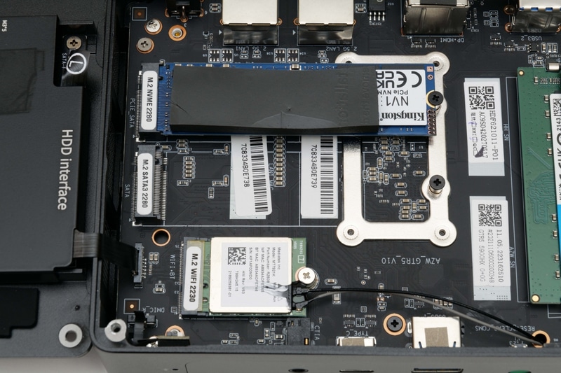 中央のM.2スロットはSATA専用。固定用ネジは装着済みだ