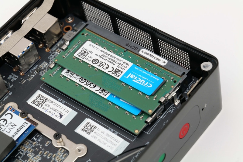 メモリはCrucial製「CT16G4SFS832A.C8FE」が2枚装着されている