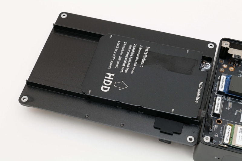 2.5インチSATAストレージスロットはSSD、HDDをスライドして装着したら付属のM3×5ネジで固定する