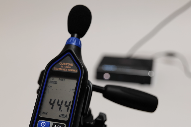 「CINEBENCH R23」実行中の動作音は最大44.4dBA(室温30.1℃、冷却ファン動作前の環境音が34.5dBAの室内で、端末から50cm離れた距離で測定)