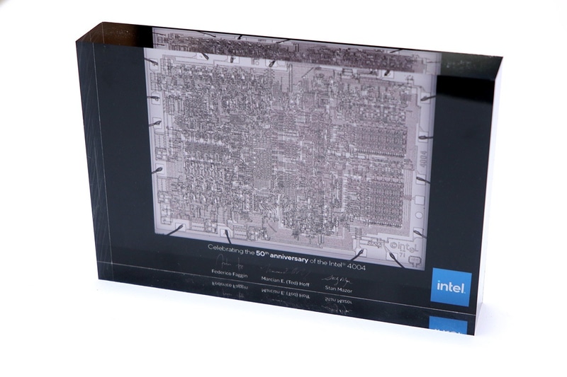 世界初のマイクロプロセッサー「Intel 4004」生誕50周年記念トロフィー 8名。Intel 4004は世界初の商用マイクロプロセッサで、2021年に生誕50年を迎えたことで、特別に作られた記念品