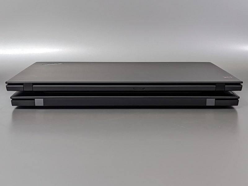 上が2019年モデル、下が本製品(Gen 9)。横幅は明らかに分かるレベルで短くなっている。2019年モデルでは黒かったヒンジの色が目立つのはご愛嬌