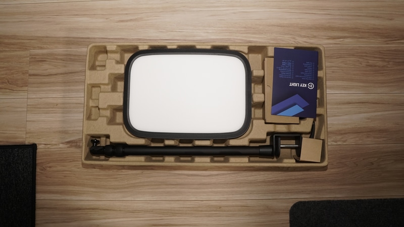 Key Lightのパッケージの中身。本体とクランプ式のアームがセット