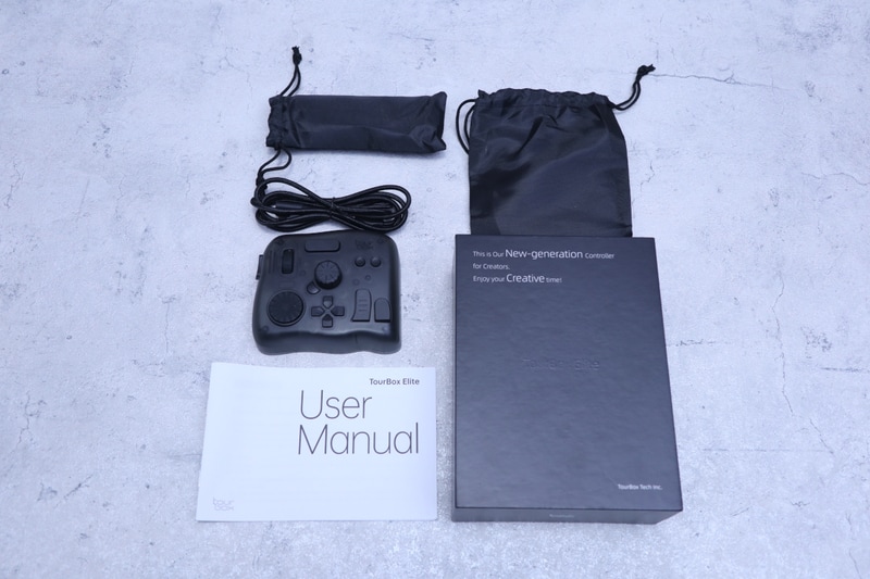 サンプルの内容物。実際の製品版ではパッケージ外装が異なるほか、USB Type-Cケーブルも付属しない。また、説明書も日本語化される