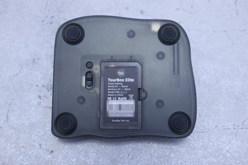 本体底面。ずっしりと重量感がある。電源スイッチやペアリングボタンはこちら