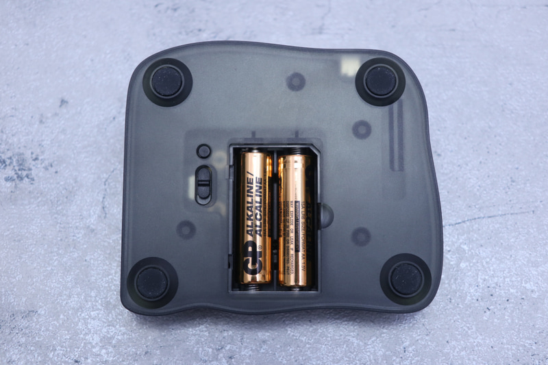 底面に単3形乾電池を2本入れて使う。なお、USB Type-C接続なら必要はない