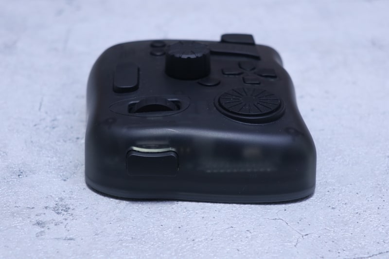 本体左側面にサイドボタンを1個装備