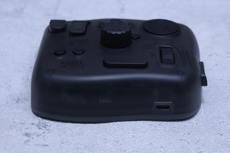 本体後部にUSB Type-Cを装備