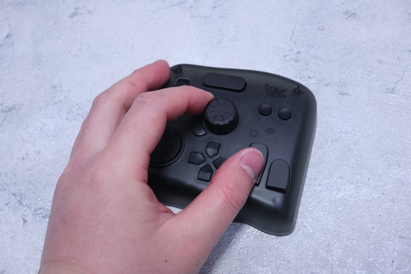 本製品の“ホームポジション”。「ノブ」に人差し指を引っ掛けて、親指で「トール」ボタンを押す。ノブ自体はやはり各種パラメータ変更に有効だ