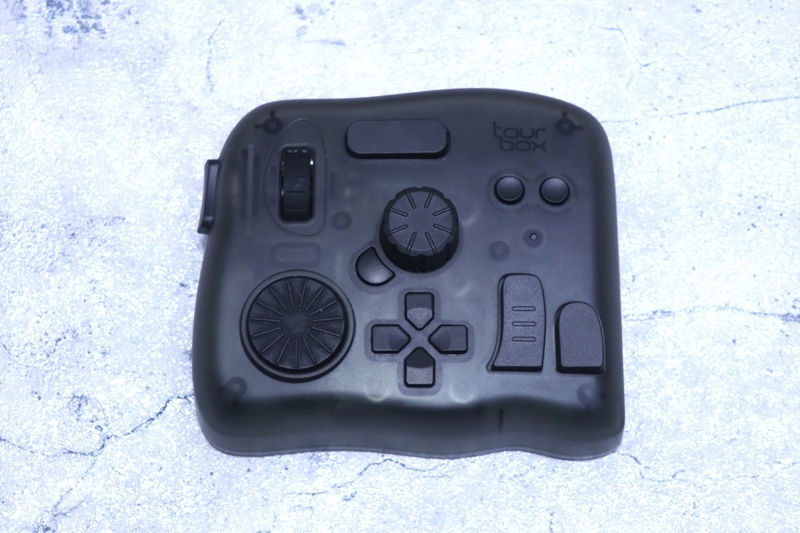 様々な形状の回転系スイッチとボタンを装備している。ソフトウェアではそれぞれにちゃんとした名称があり、差別化していることが分かる