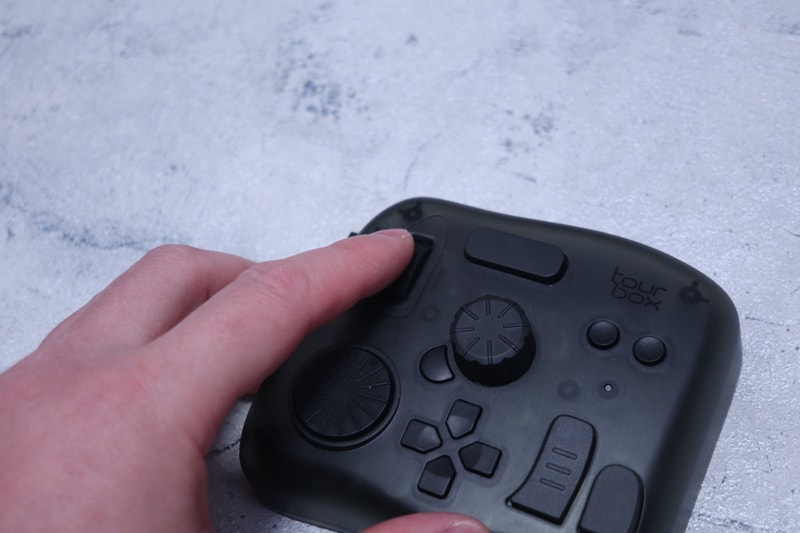 マウスと同じ形状の「ホイール」。やはりスクロールや拡大縮小などが直感的だろうか