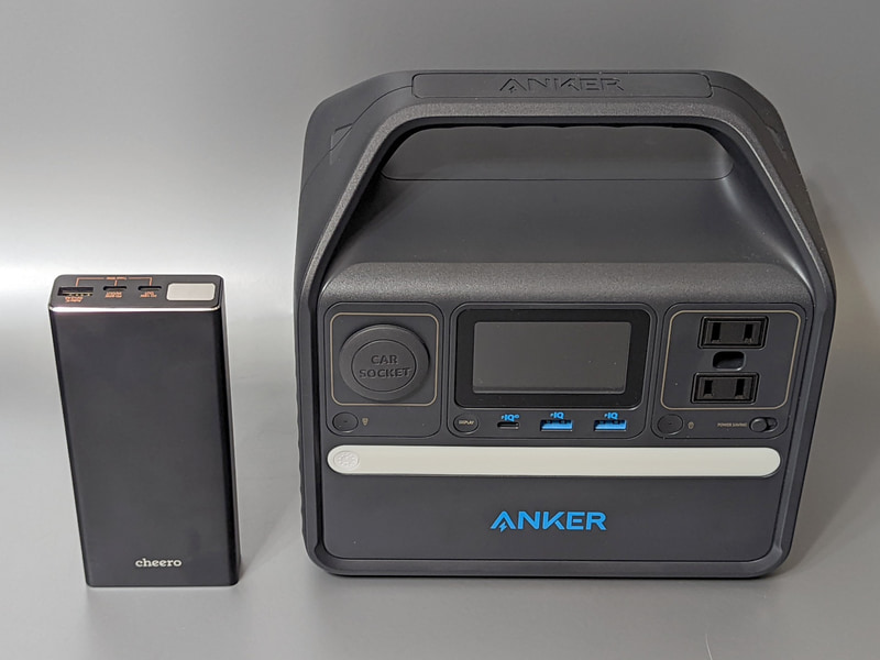 ポータブル電源(右)。小型のモデルであってもモバイルバッテリの10倍近い容量があり、重量も数kgあるのが一般的だ