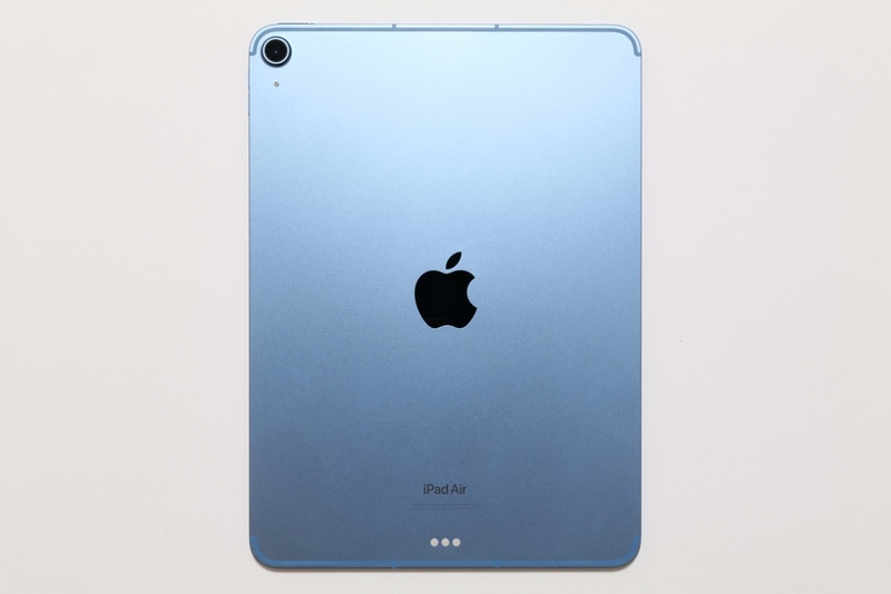 左上には広角カメラ(12MP、F1.8、29mm)、マイク、下部にはSmart Connectorを装備。フラッシュは非搭載