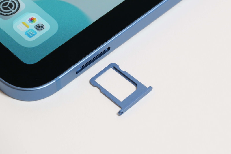 SIMカードトレイはNano SIM対応