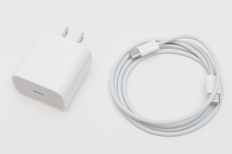 20W USB-C電源アダプタとUSB-C充電ケーブル(1m)