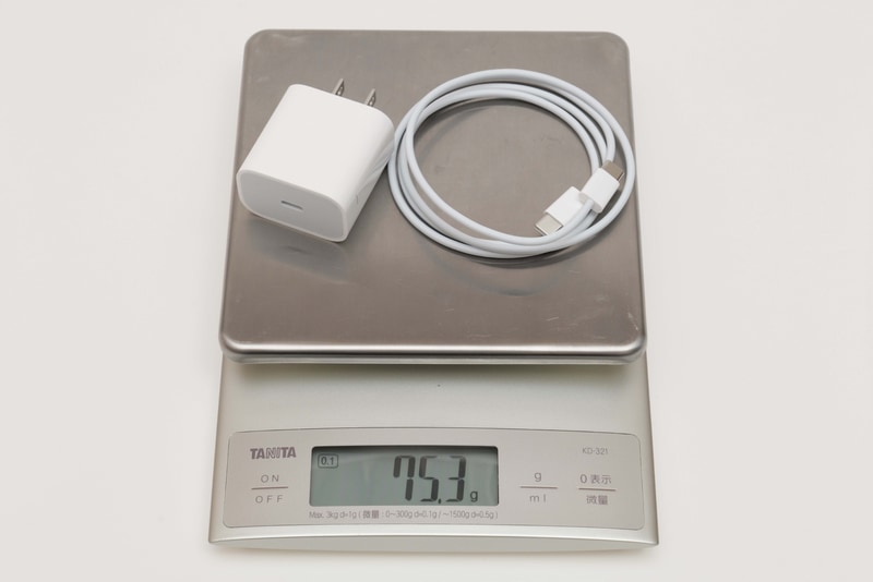 20W USB-C電源アダプタとUSB-C充電ケーブル(1m)の合計重量は実測75.3g