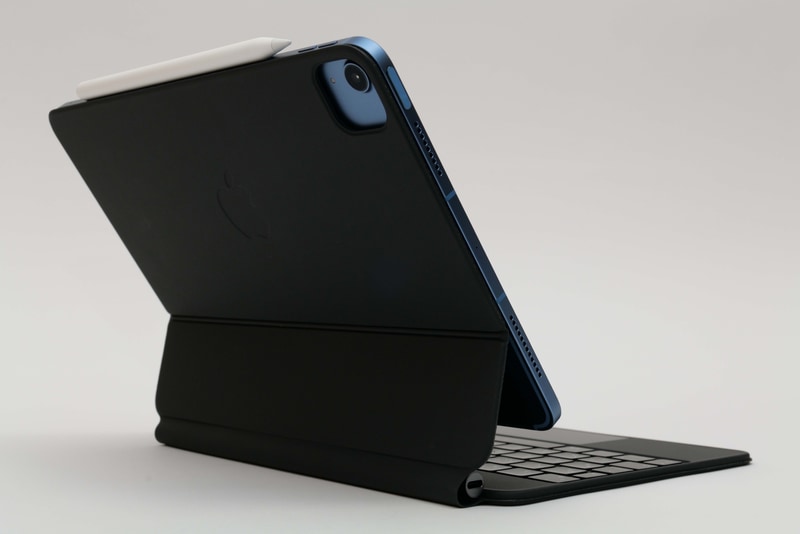 ヒンジ部左側にiPadを充電できるUSB Type-C端子が用意されている