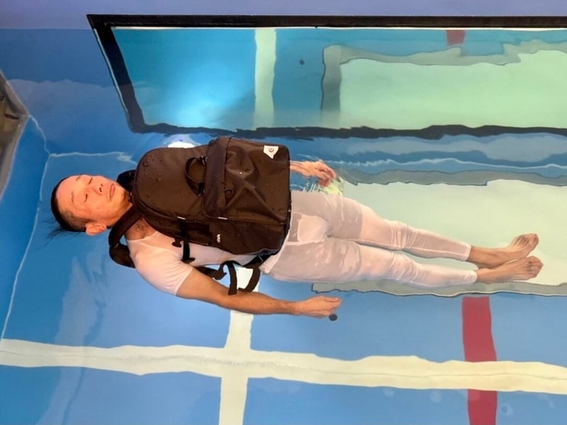 フロートライフリュックの使用イメージ(モデルは成人男性で身長167cm/体重68kg)