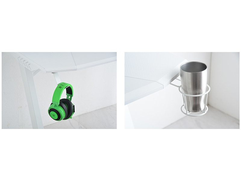 ヘッドフォンフックやドリンクホルダーも備える