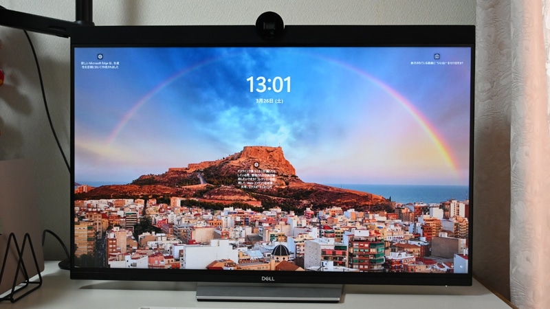 正面からのU3223QZ。31.5型はかなり大きく感じるが、フットスペースは意外に小さい