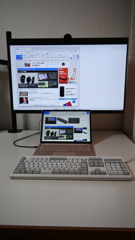 比較的大きな画面のノートPCを手前に置いても、もっとも高い位置まで画面を持ち上げれば邪魔にならない外付けのフルキーボードを置けるスペースがあれば問題なく設置できる